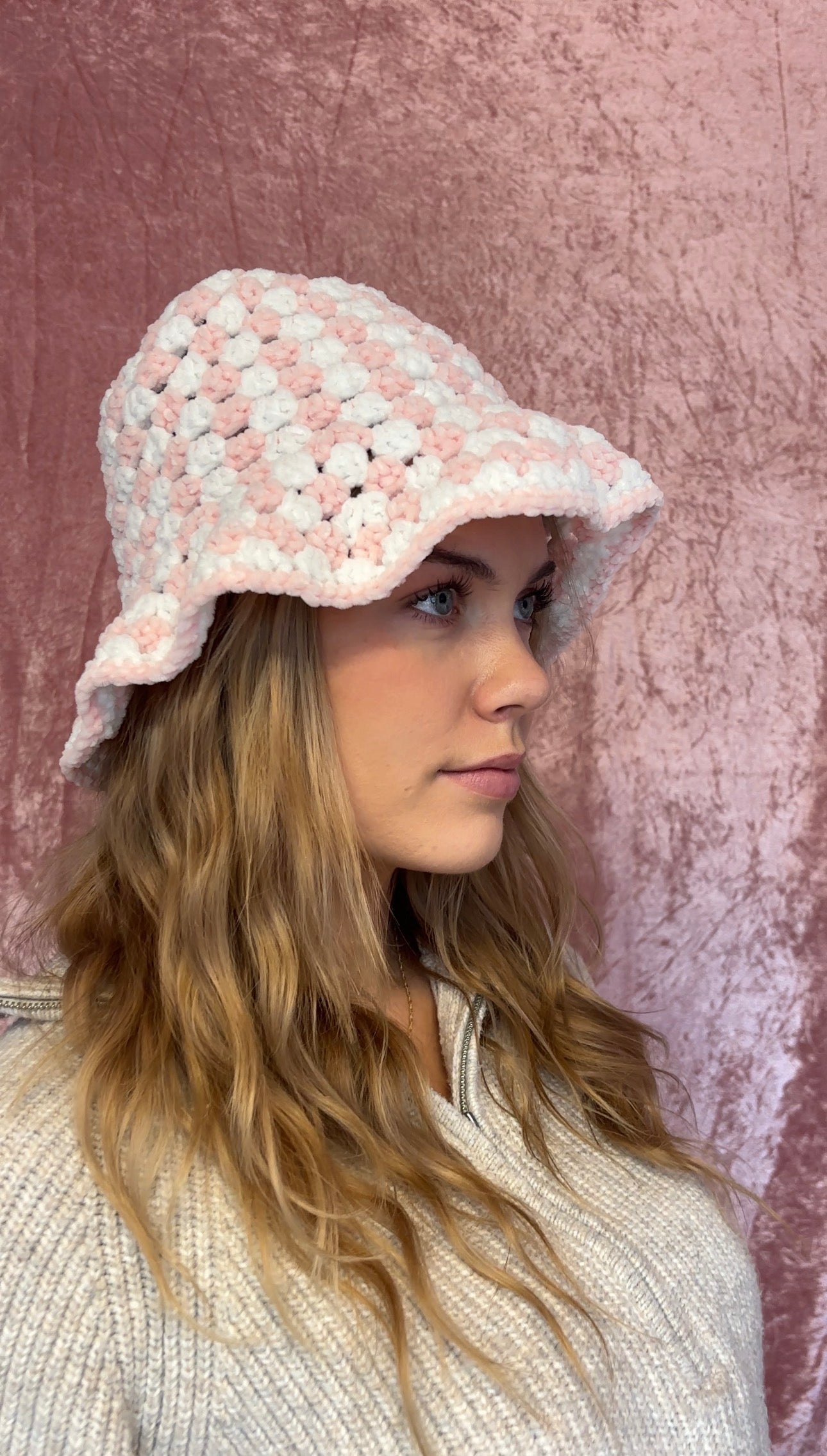 Hvit og rosa velour bøttehatt