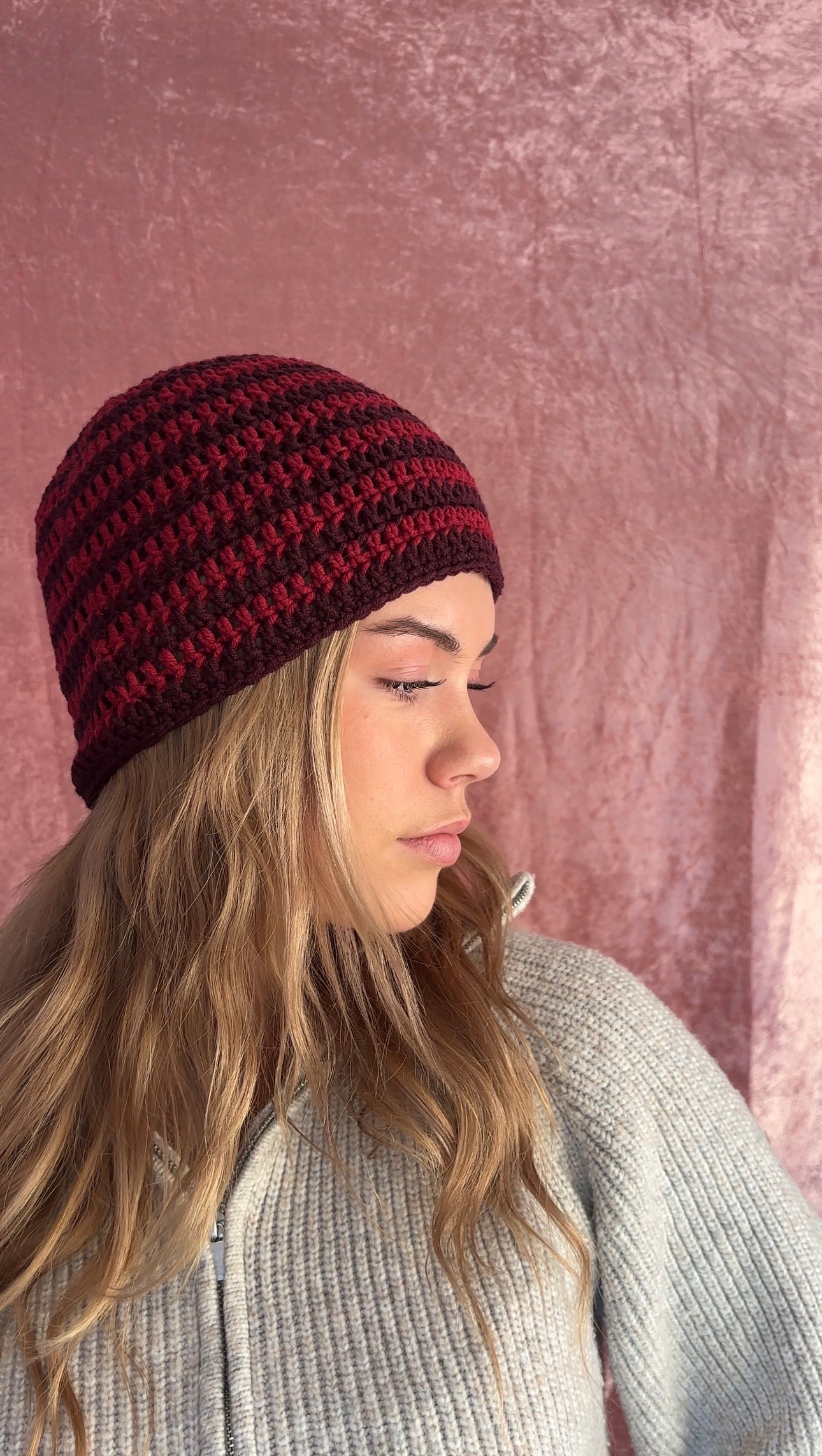 Rød håndlaget ullue