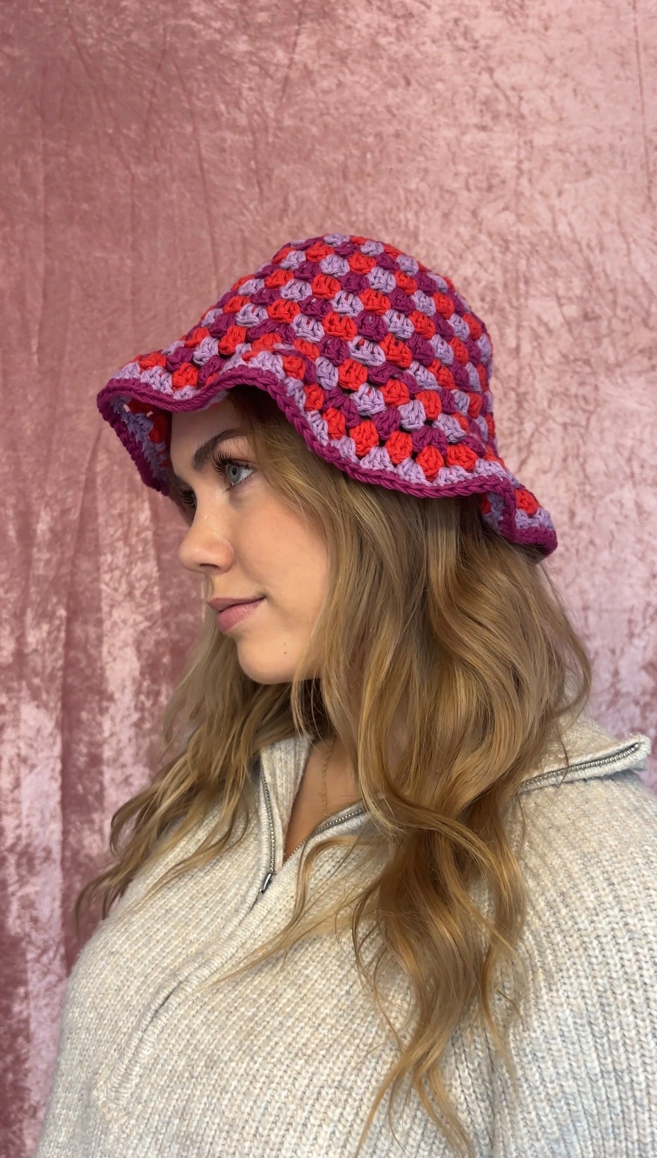 Rød og lilla valentines bøttehatt
