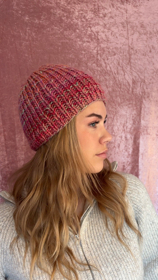 Håndstrikket rosa lue