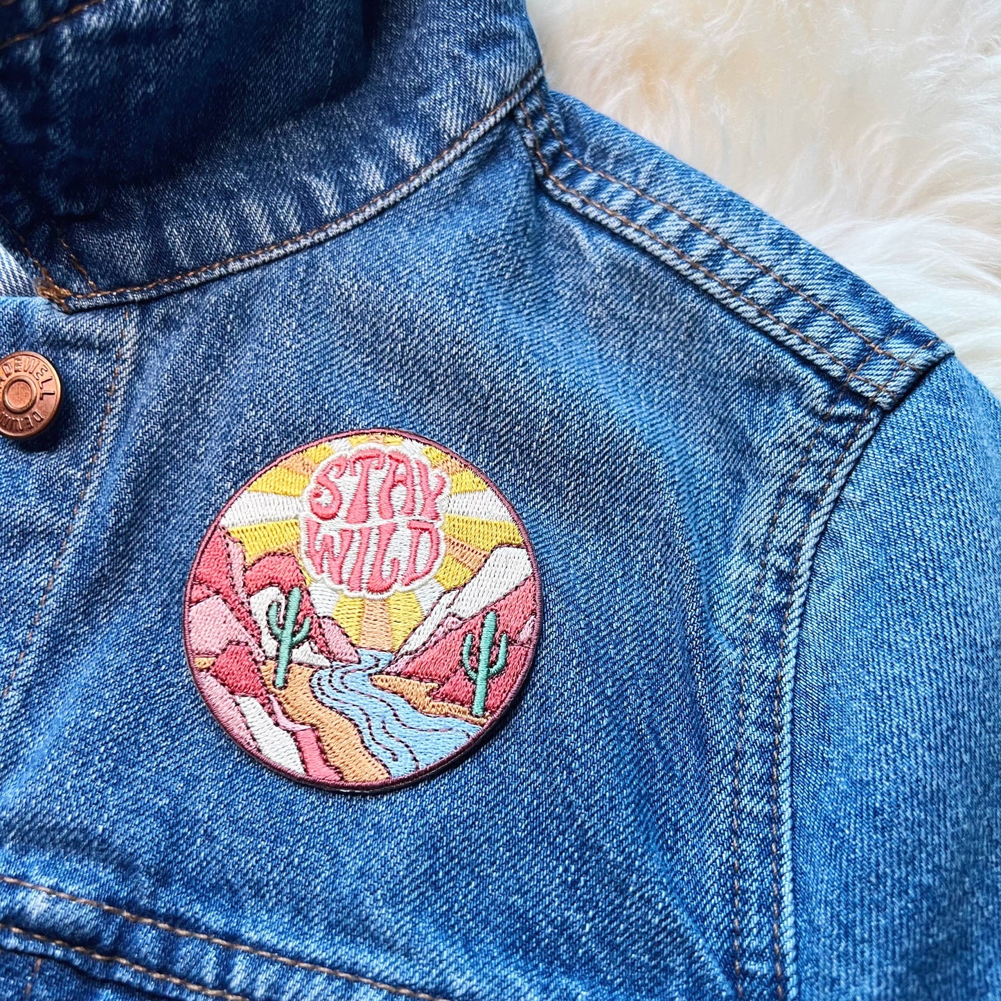 Stay Wild Brodert Strykemerke