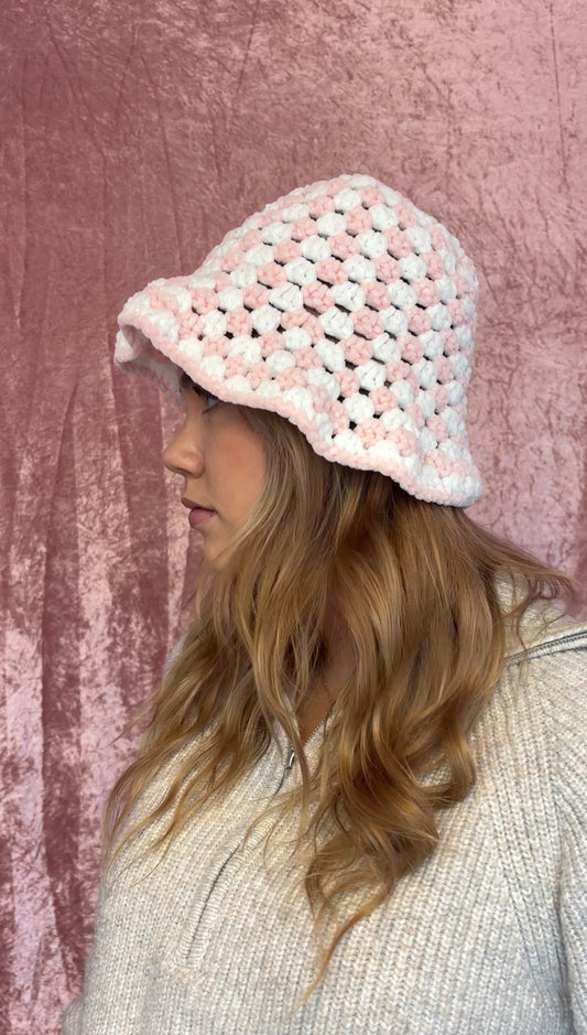 Hvit og rosa velour bøttehatt