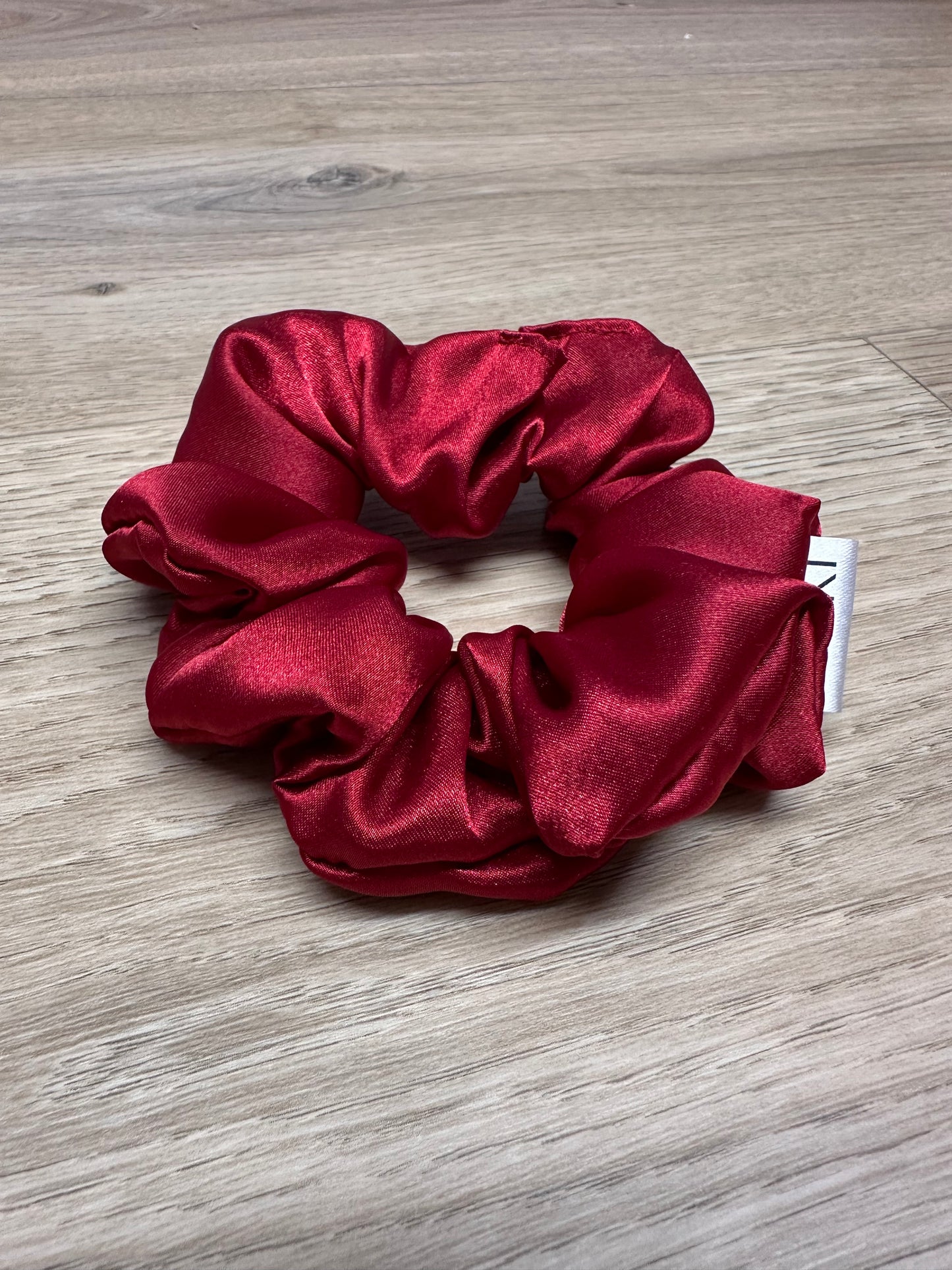 Rød sateng hårstrikk