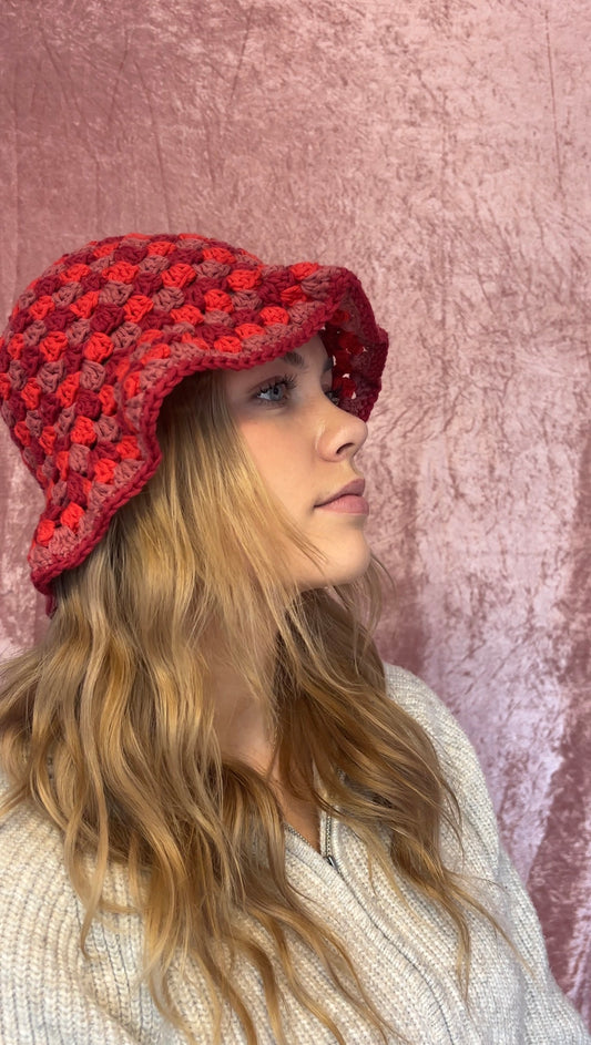 Rød valentines bøttehatt