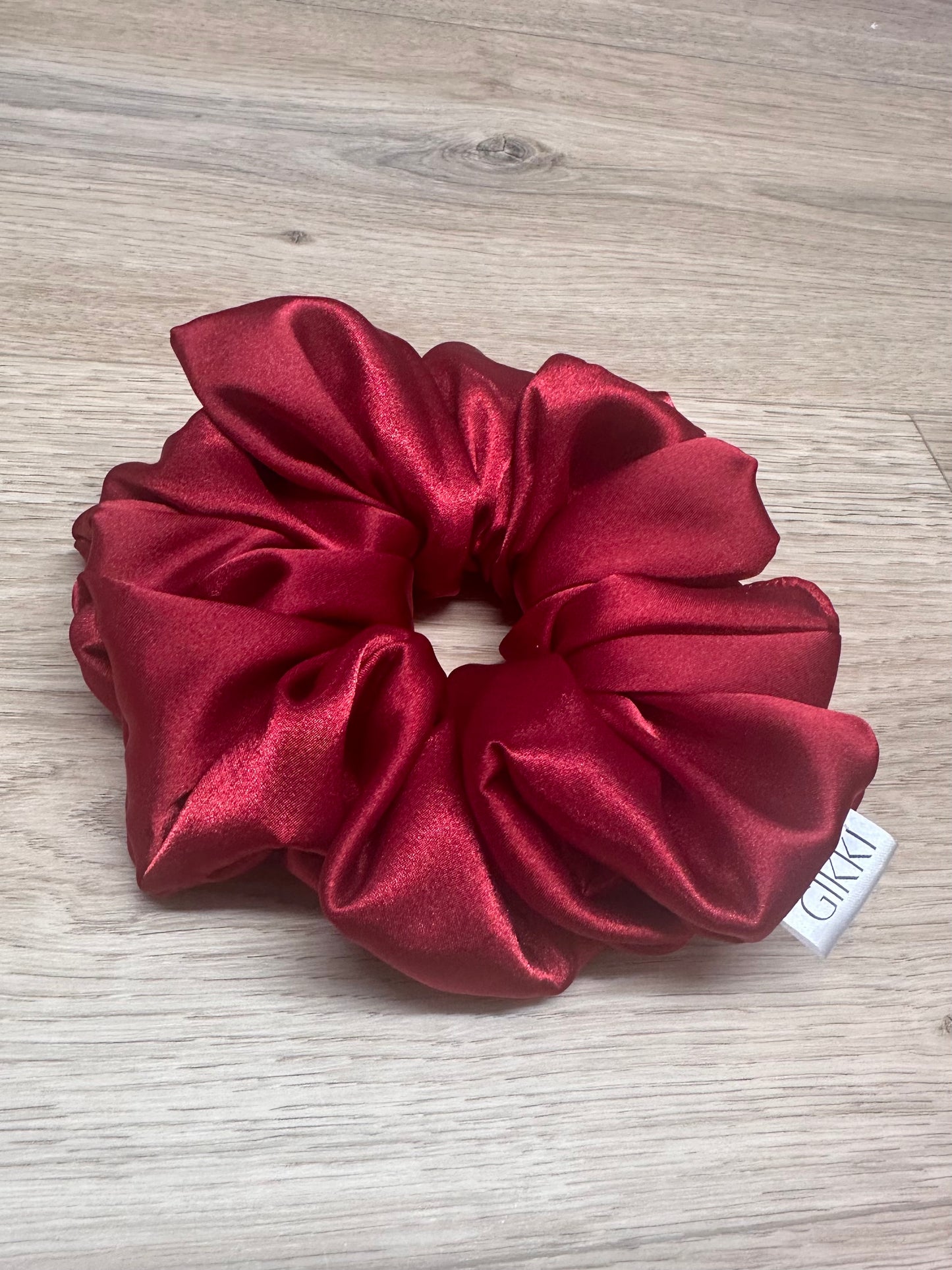 XL rød sateng hårstrikk