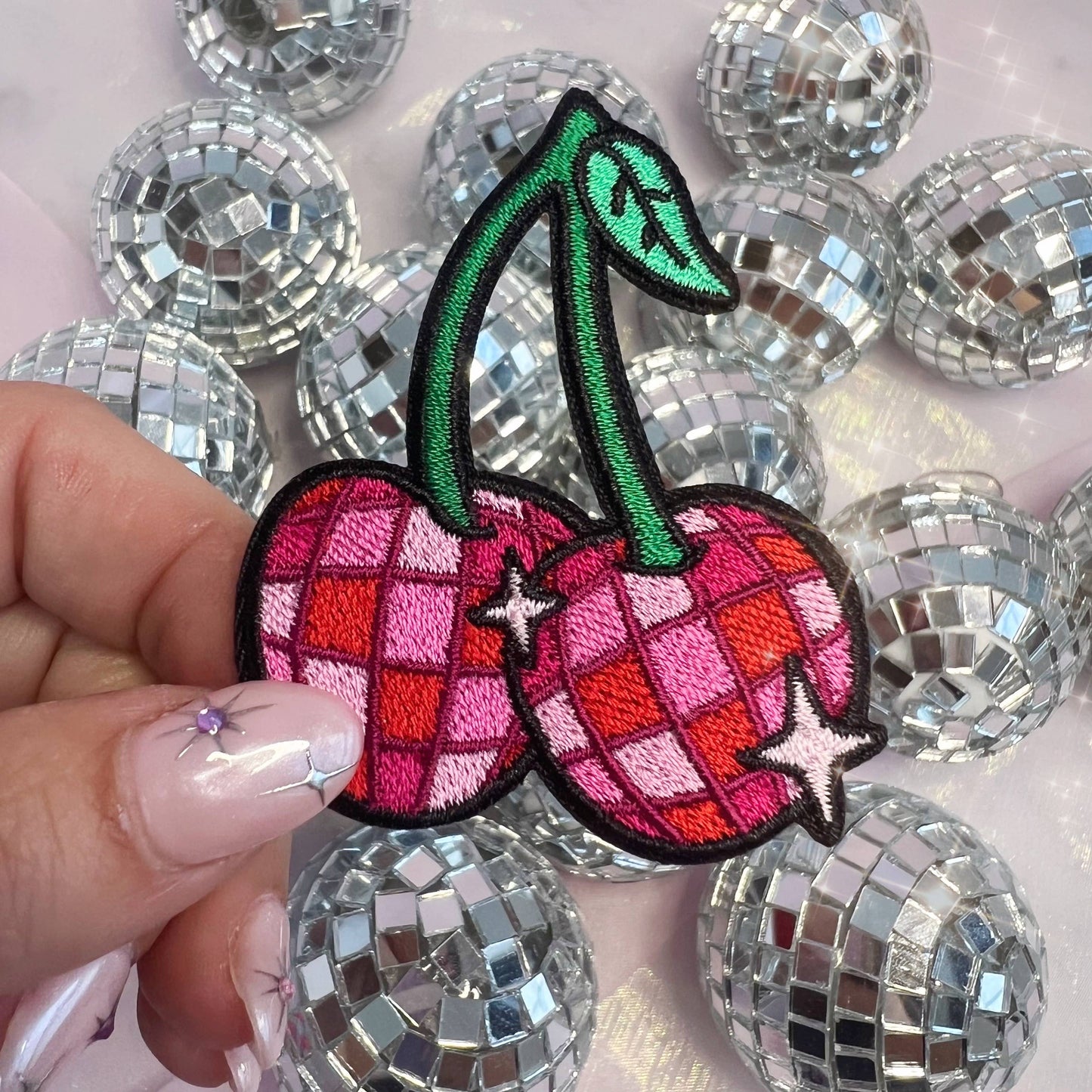 Disco Kirsebær Brodert Strykemerke