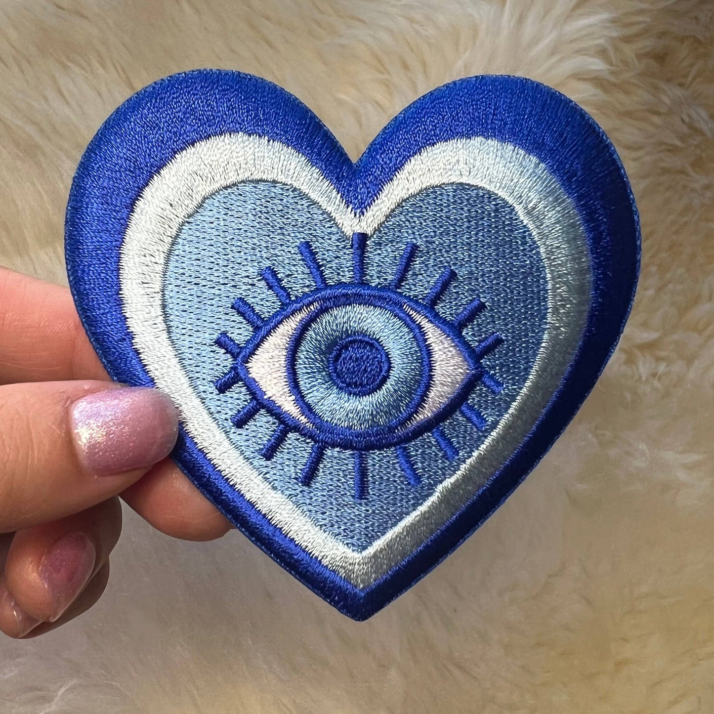 Evil Eye Heart Brodert Strykemerke