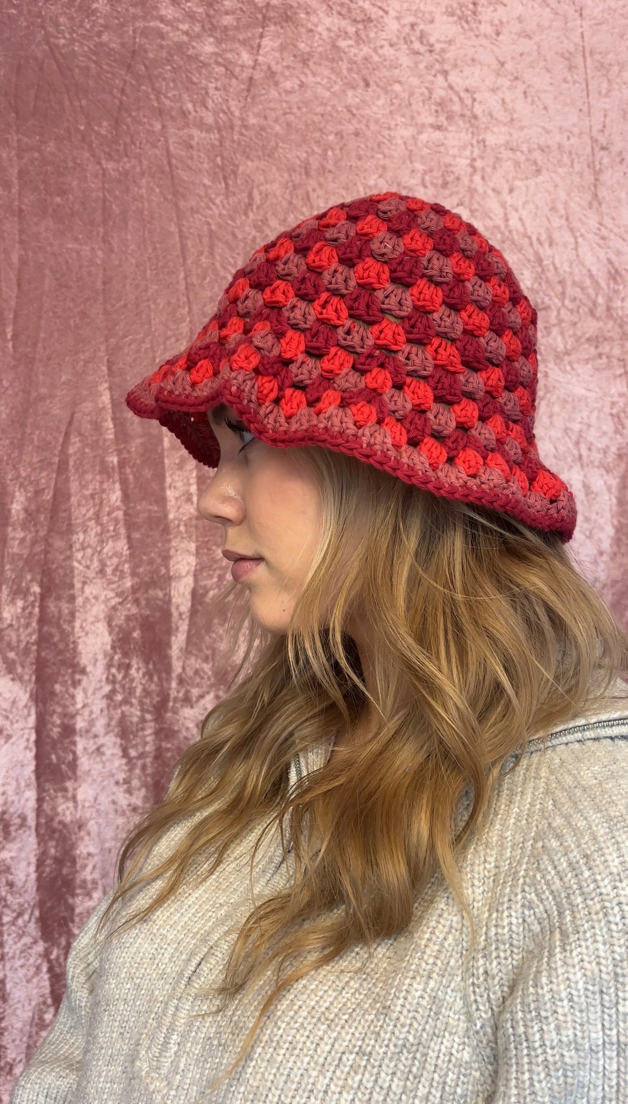 Rød valentines bøttehatt