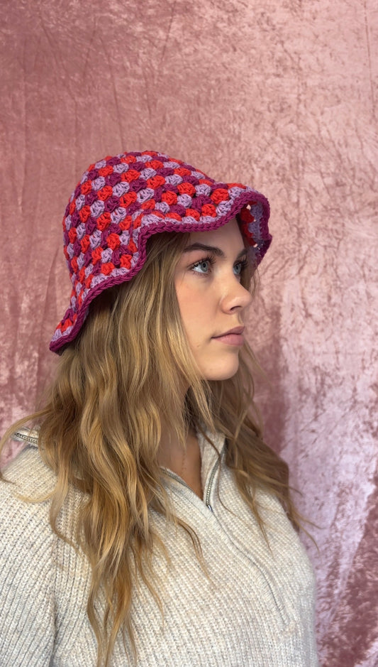 Rød og lilla valentines bøttehatt