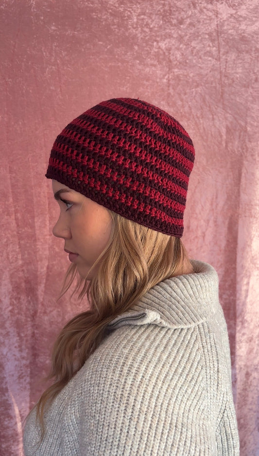 Rød håndlaget ullue