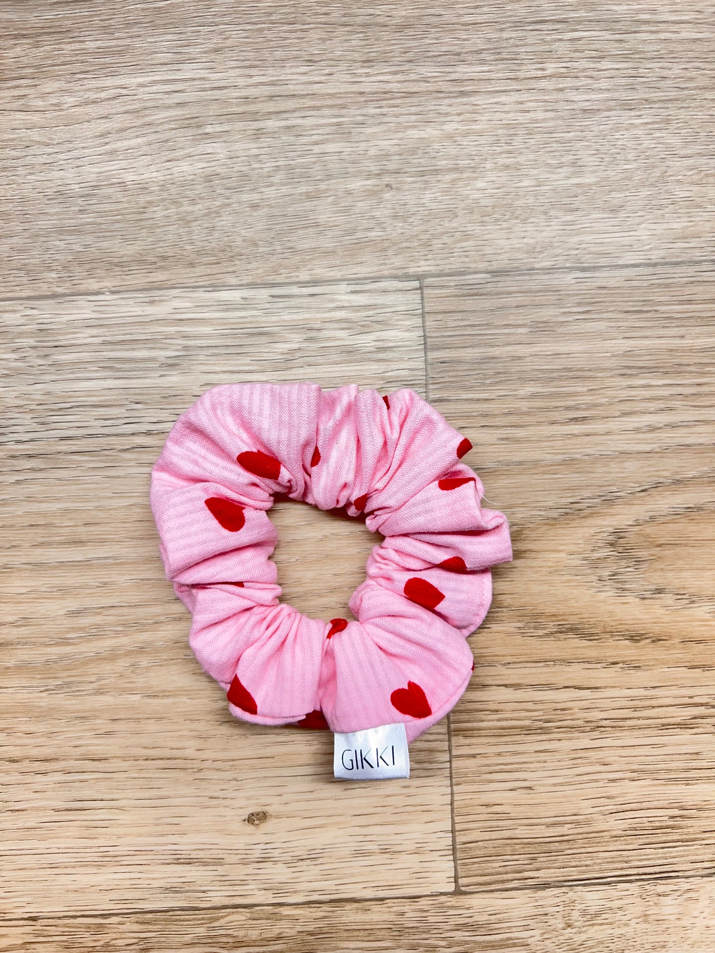 Hårstrikk med røde hjerter