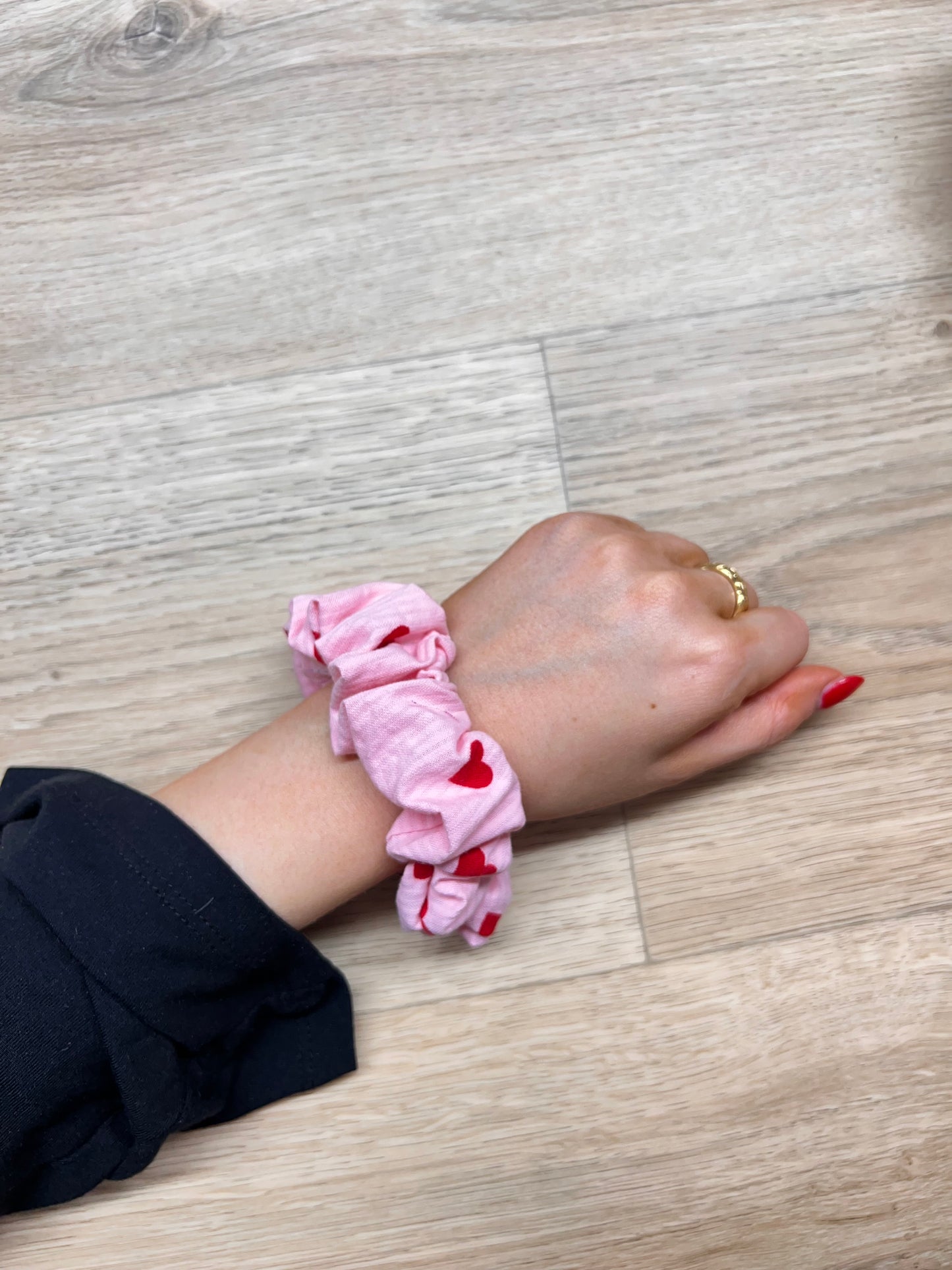 Hårstrikk med røde hjerter