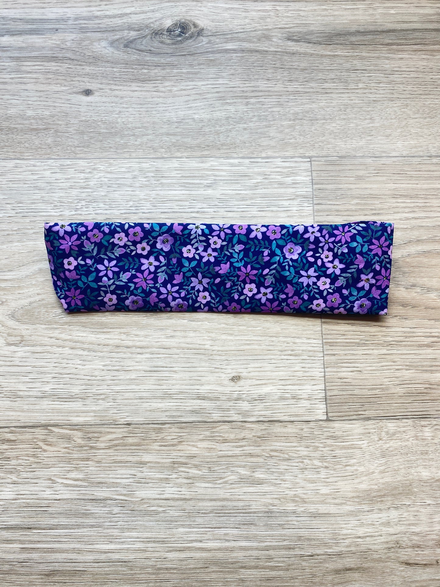 Blått hårbånd med lilla blomster