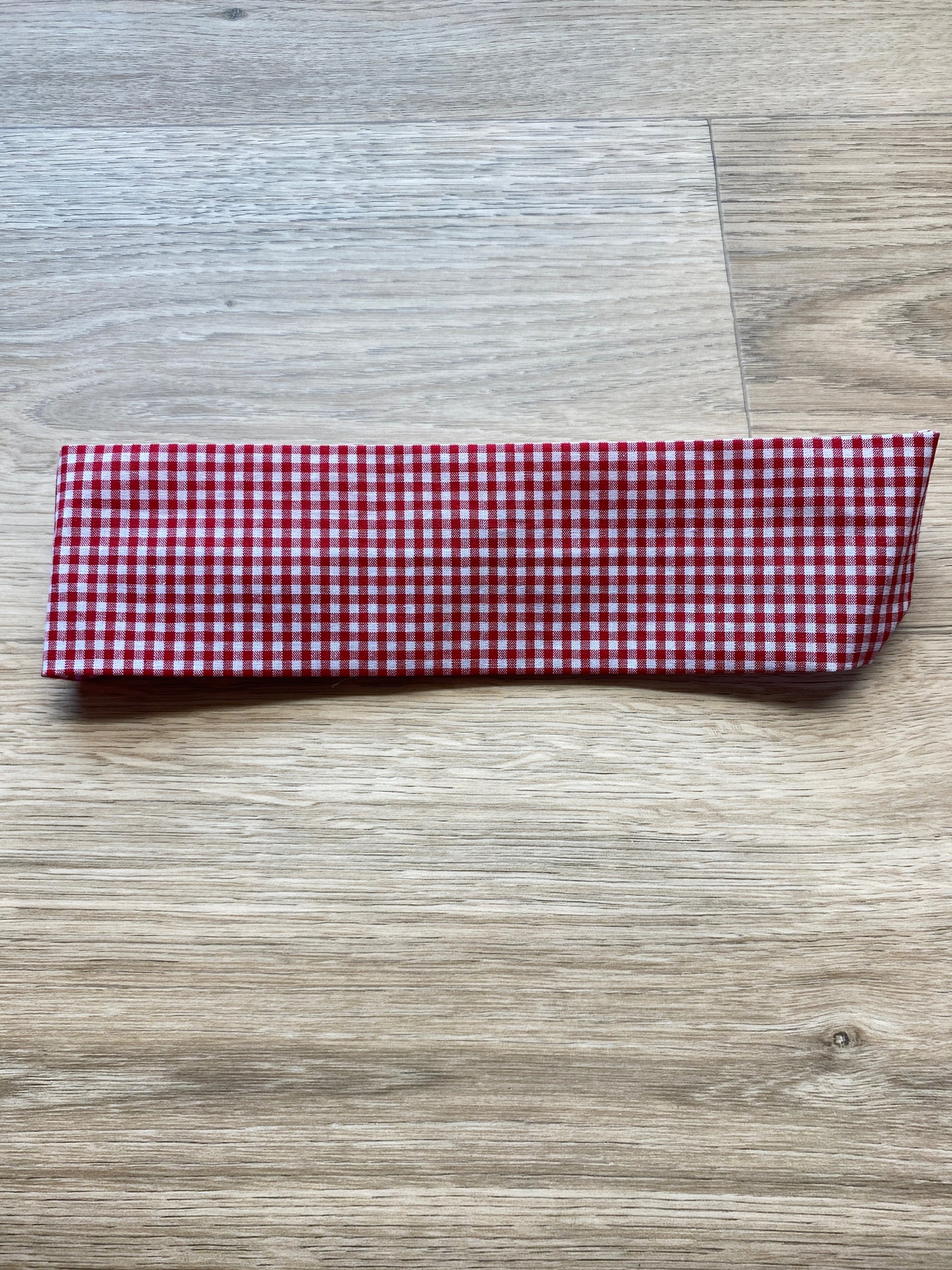 Hårbånd i røde ruter