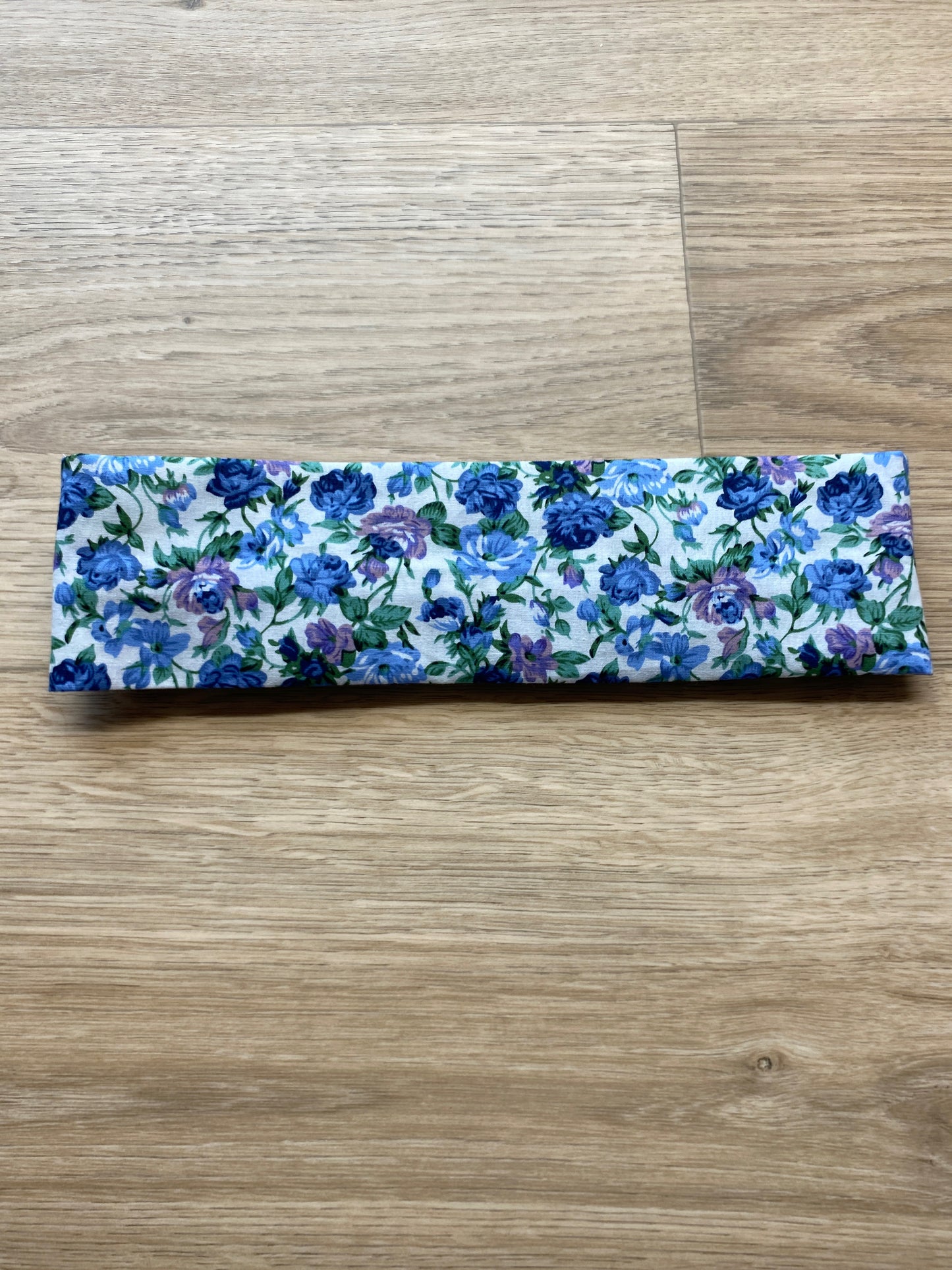 Hårbånd med blå og lilla blomster