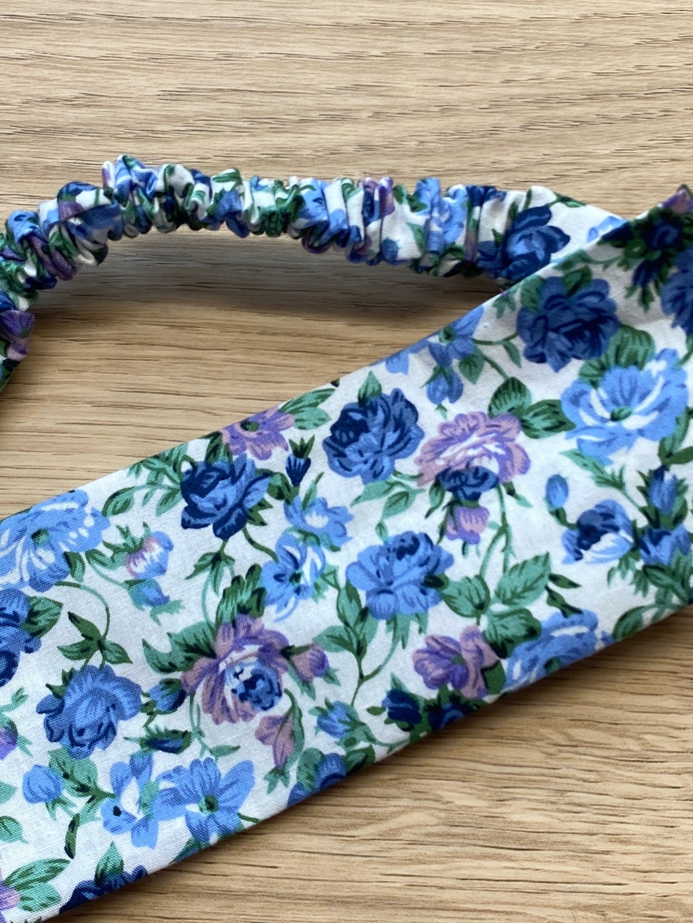 Hårbånd med blå og lilla blomster