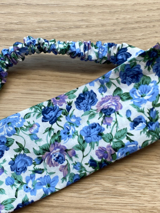 Hårbånd med blå og lilla blomster