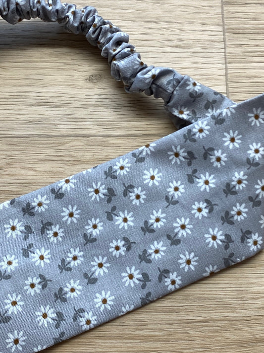 Grått hårbånd med hvite blomster