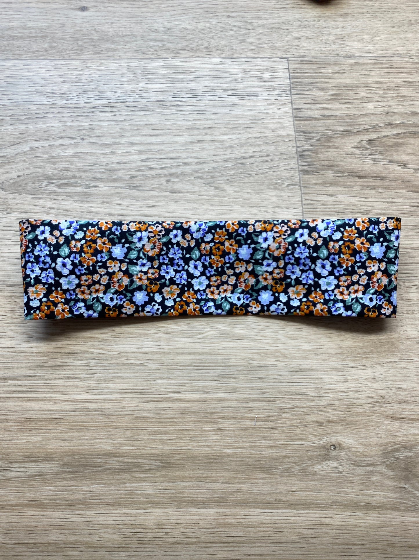 Hårbånd med oransje blomster