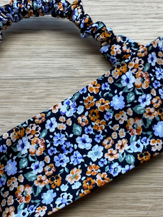 Hårbånd med oransje blomster