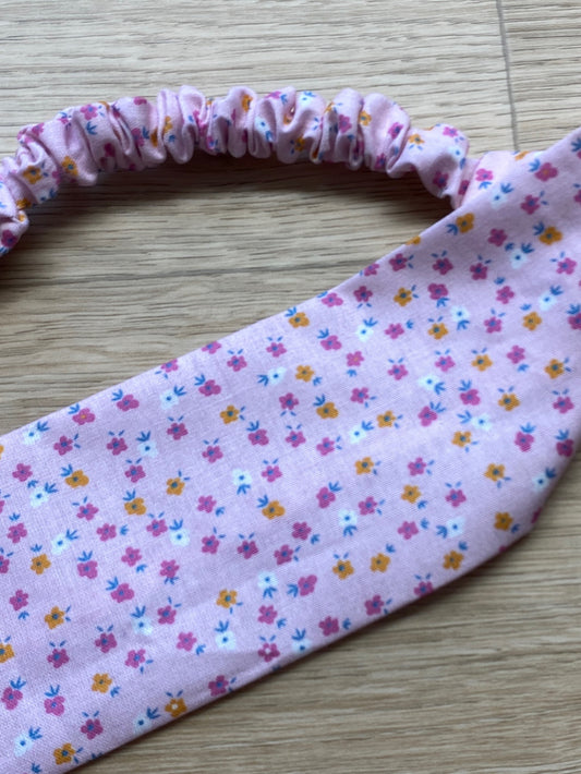 Hårbånd med rosa blomster