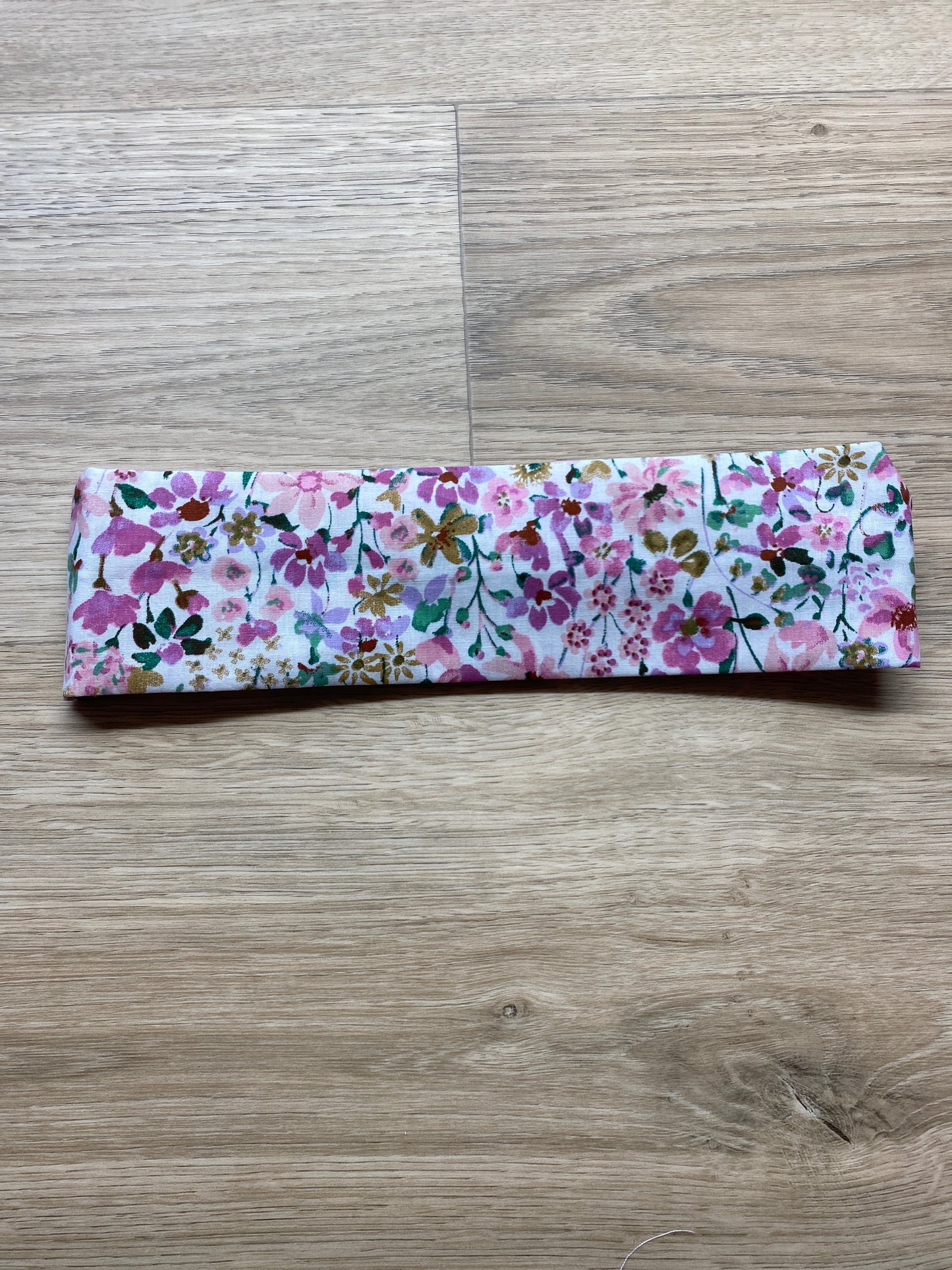 Hårbånd med rosa blomster