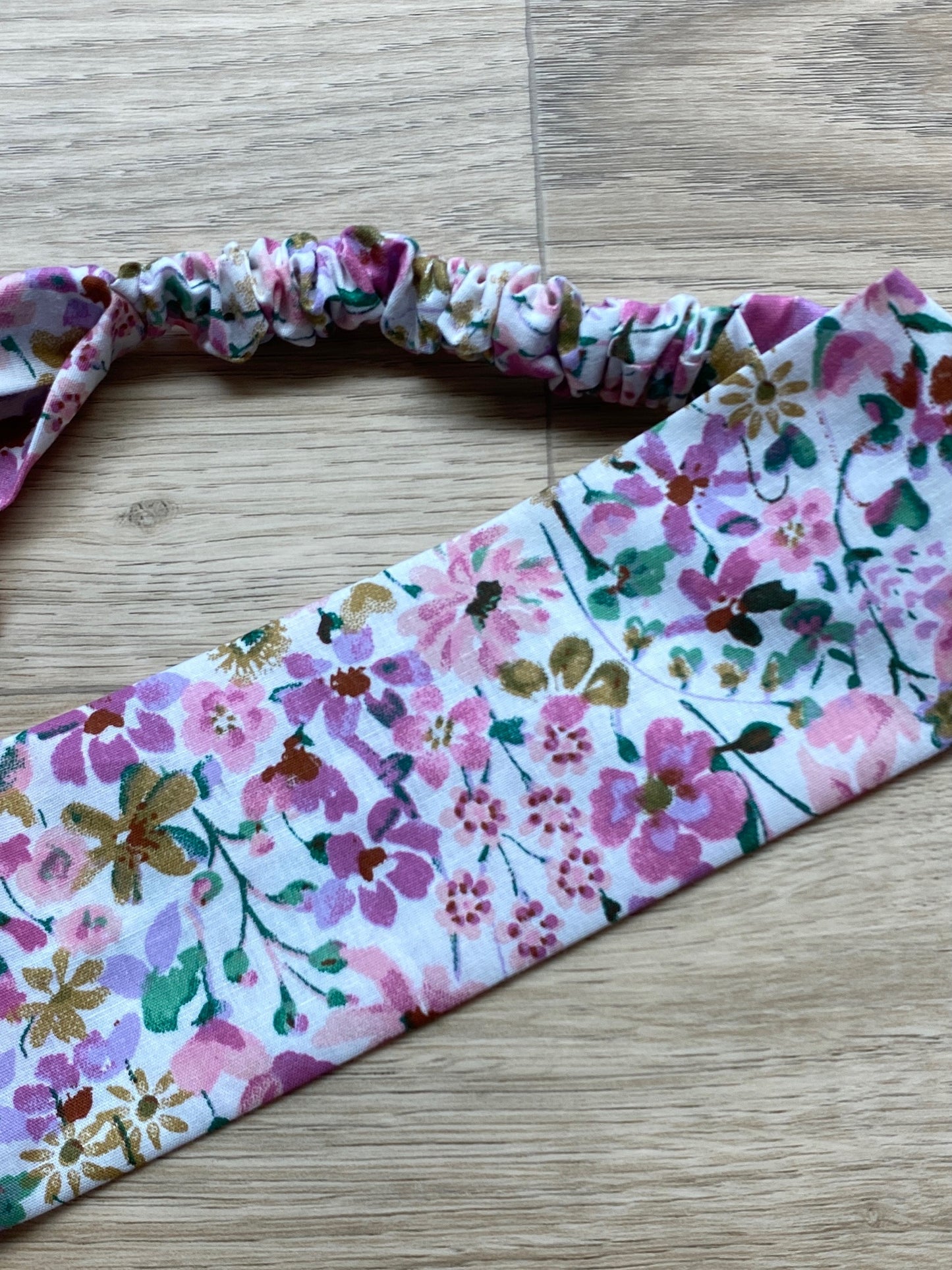 Hårbånd med rosa blomster