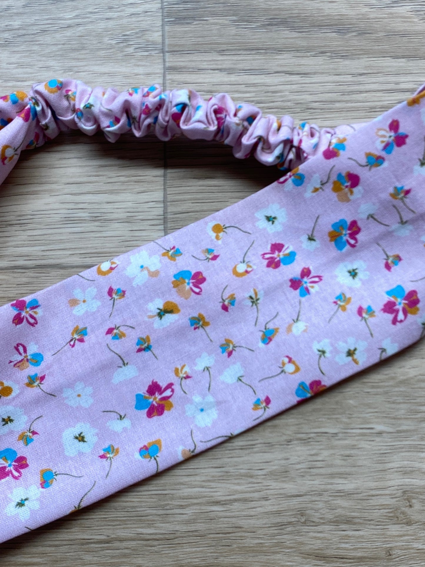 Hårbånd i rosa med blomster