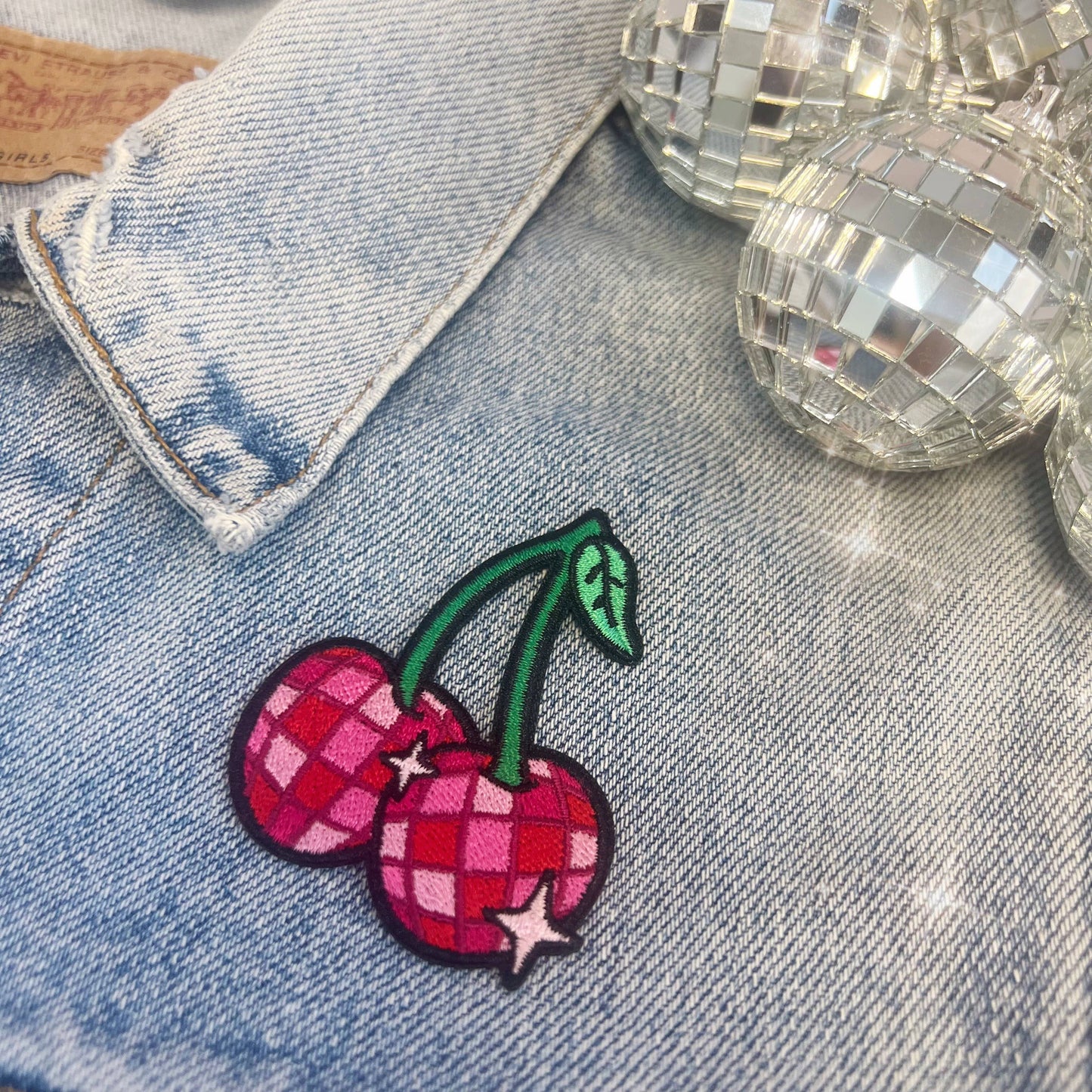 Disco Kirsebær Brodert Strykemerke
